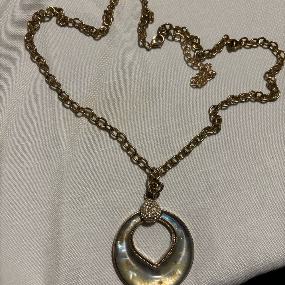 Elegant Gold Pendant Necklace